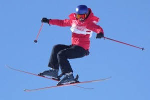 开云平台-谷爱凌云顶首秀晋级决赛 保留难度赛后淡定吃“饼”