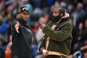 开云官网-米切尔：哈登吸引了大量防守 最好选择是我退后一步让他掌控比赛