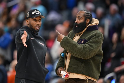 开云官网-米切尔：哈登吸引了大量防守 最好选择是我退后一步让他掌控比赛