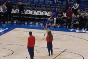 开云入口-蒂花之秀库里热身大秀脚法⚽️最后随手一撇三分命中