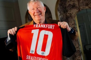 弗格森一个曼联传奇，怎么成了法兰克福终身会员？