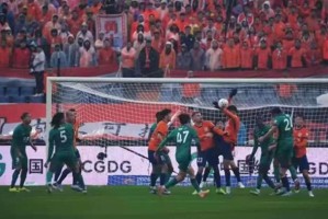 京鲁大战争议瞬间被无视？国安成受害者？裁判尺度统一性引发质疑|泰山|北京国安|中超联赛|山东泰山|克雷桑_新浪体育_新浪新闻